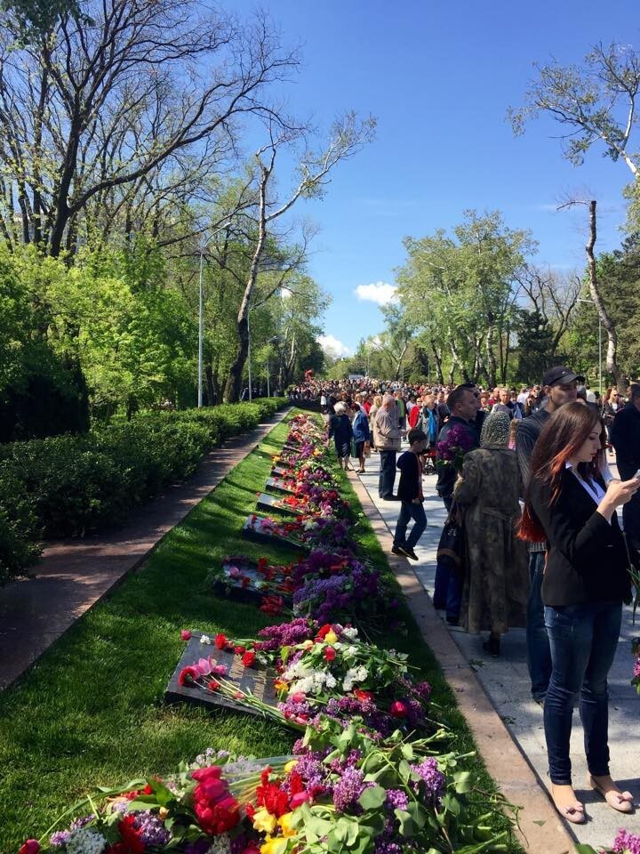 Тысячи людей скандируют "Вон из Одессы, бандеровские бесы!"