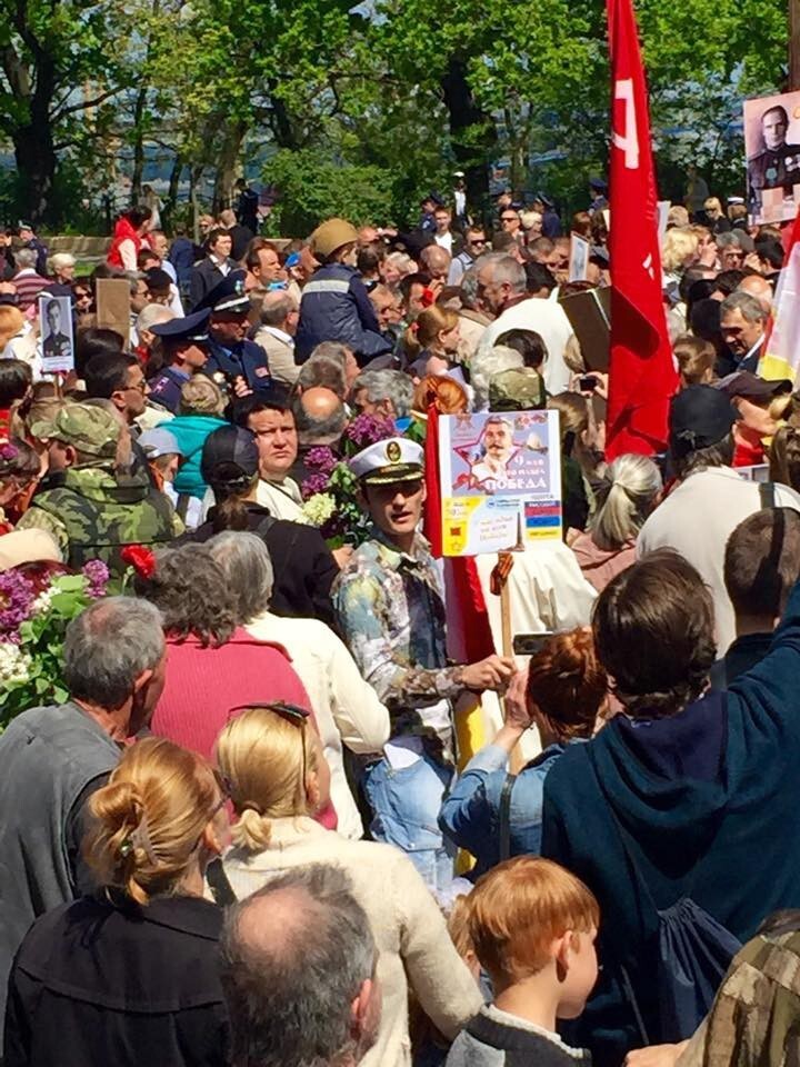 Тысячи людей скандируют "Вон из Одессы, бандеровские бесы!"