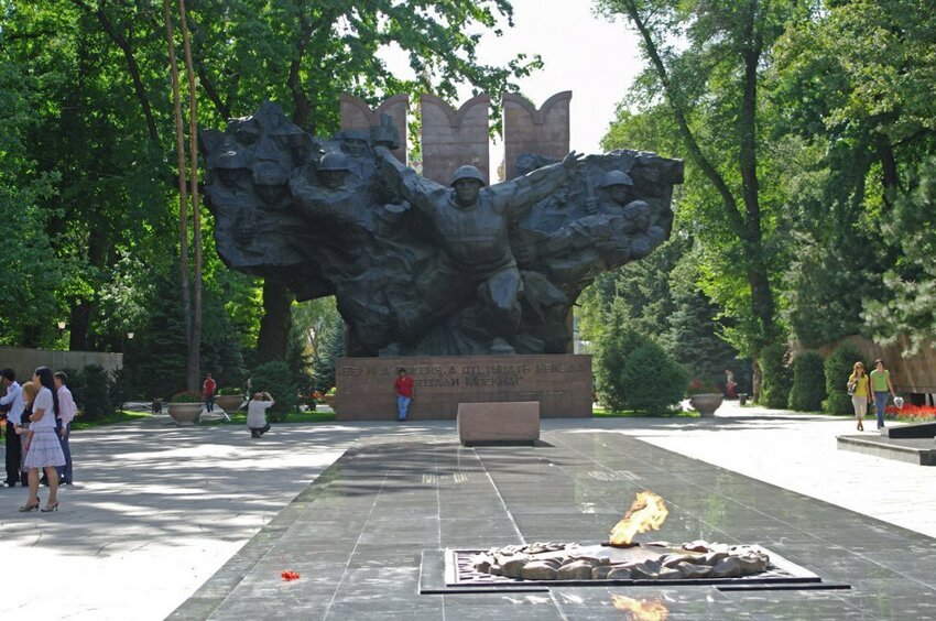 памятник в Алма-Ате