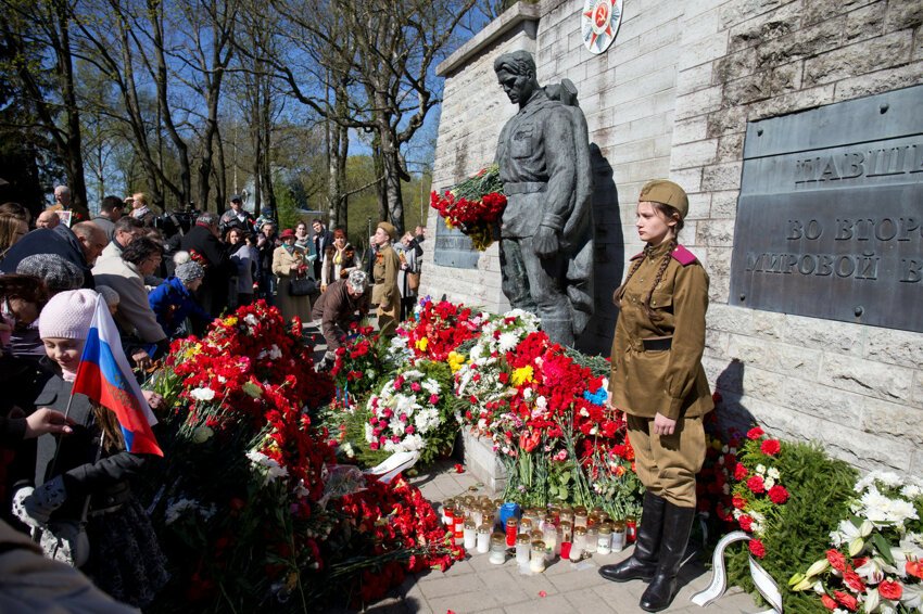 9 Мая в Таллинне. Люди идут к памятнику воздать честь павшим