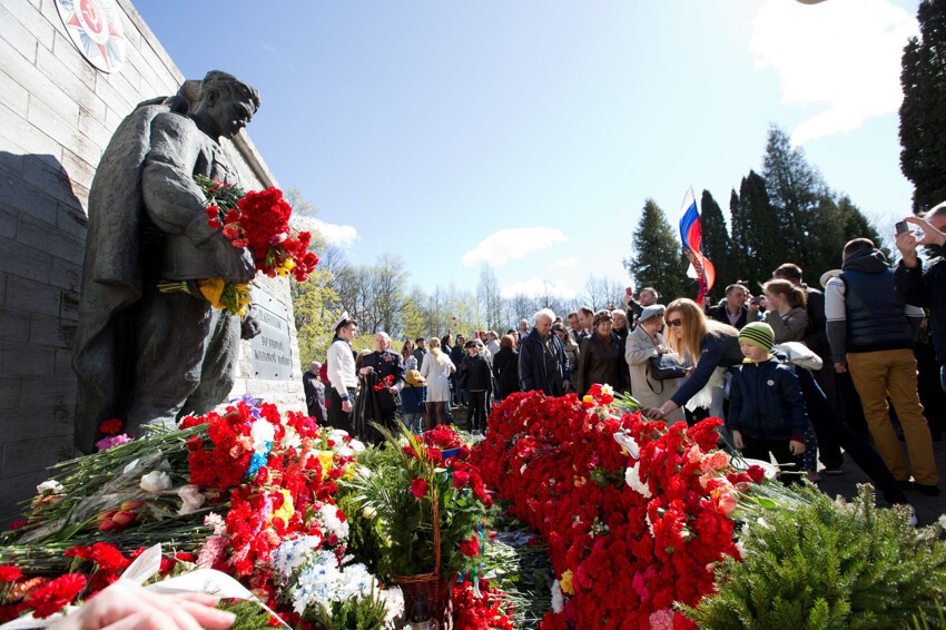 9 Мая в Таллинне. Люди идут к памятнику воздать честь павшим