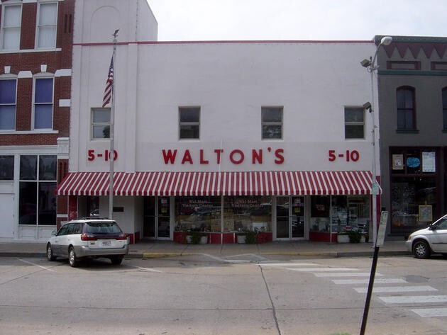 Первый супермаркет Wal-Mart был открыт в 1962: