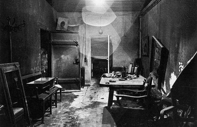 Одна из первых фотографий, которая была сделана в бункере Гитлера (Führerbunker) в 1945 солдатами союзников: