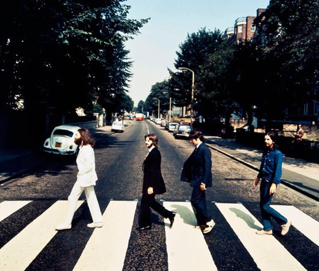 Знаменитый кавер на обложку с альбома The Beatles Abbey Road, узнаете? Только в отличие от оригинальной обложки, на этом фото они идут в обратную сторону: