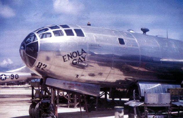 Boeing B-29 Superfortress под названием "Enola Gay" был тем самым бомбардировщиком, который сбросил атомную бомбу по  Хиросиме, Япония во время Второй мировой войны. Это был первый самолет, который сбросит атомную бомбу как оружие: