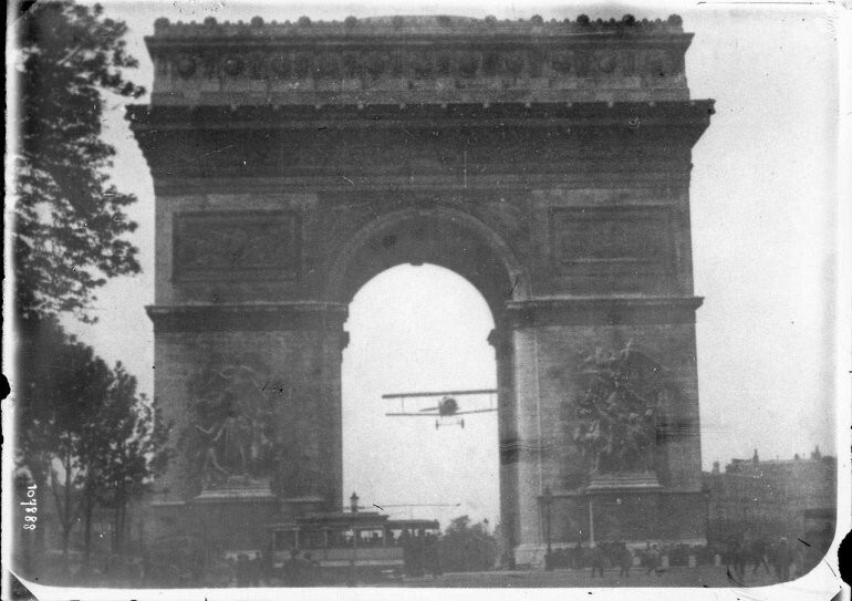 На фото ниже запечатлен полет Шарля Годфруа через Триумфальную Арку в Париже. Он провел свой Nieuport 11 через арку 7 августа 1919 года.