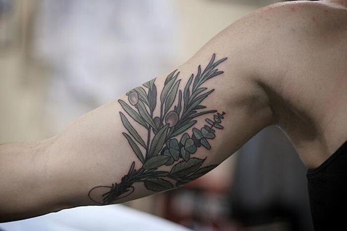 Татуировки в стиле «ботаника»: невероятные изображения цветов и листьев