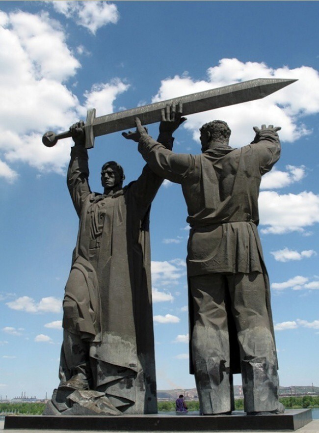 Первая часть «Тыл — фронту» стоит в Магнитогорске, где ковали Меч Победы. На нем рабочий передает меч солдату. 