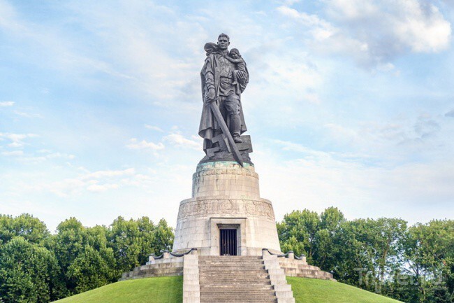 А третий монумент — «Воин-освободитель» — находится в Берлине. На нем советский солдат опустил этот меч в знак окончания войны.   