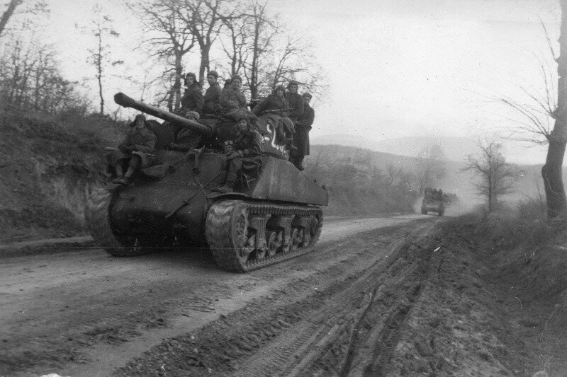 Танки M4 «Шерман» из состава 9-го гвардейского механизированного корпуса 6-й гвардейской танковой армии на марше в Австрии.