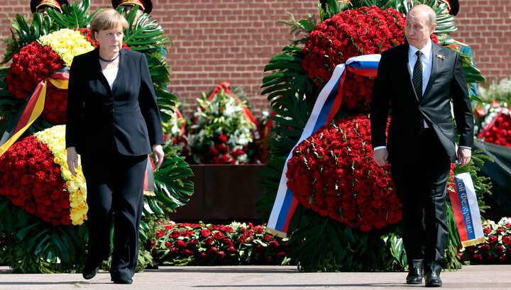 Путин и Меркель возложили венки к Могиле Неизвестного Солдата