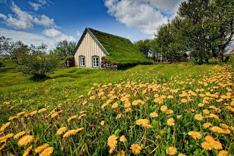  Торфяная церковь в Исландии