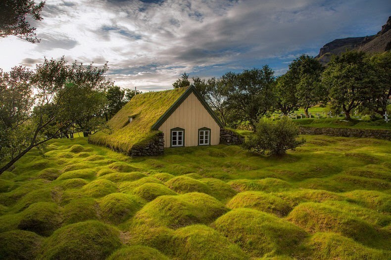  Торфяная церковь в Исландии