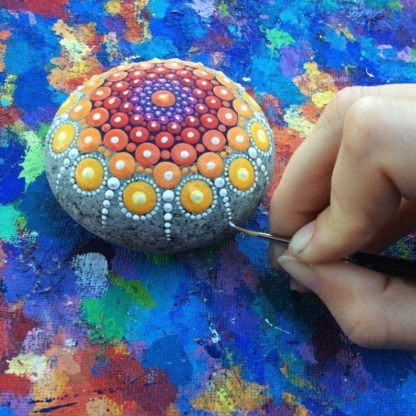 Художница рисует на камнях тысячи крошечных точек, создавая красочные 