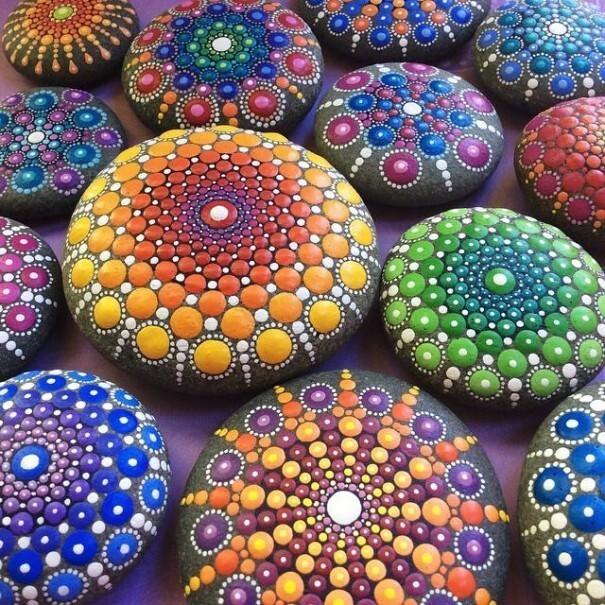 Художница рисует на камнях тысячи крошечных точек, создавая красочные 