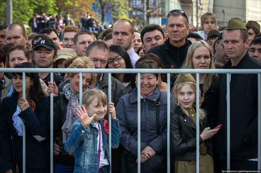 Очень много улыбок, приятно видеть. В прошлые годы толпа была более угрюмой. 