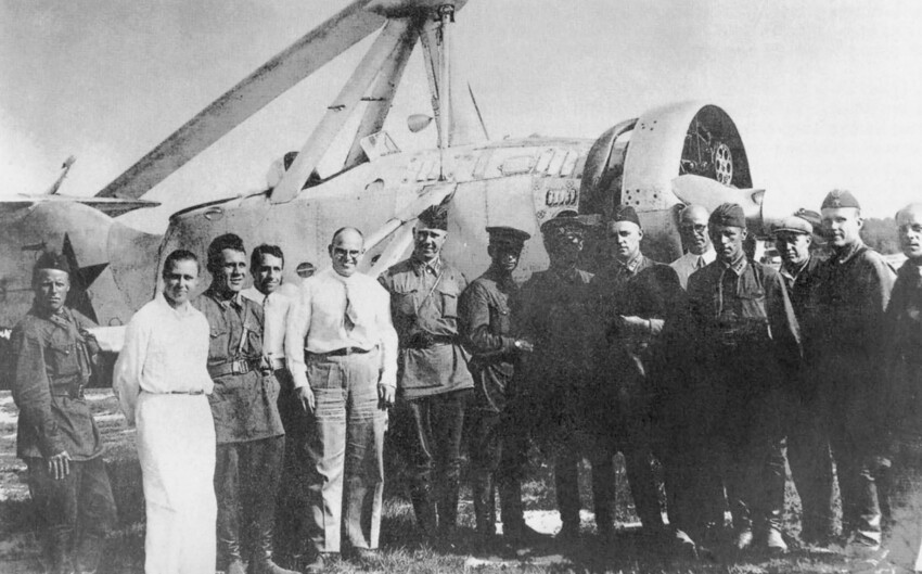 М.Л. Миль, В.А. Кузнецов (четвертый слева) и Н.И. Камов среди военных перед отправкой А-7 на фронт