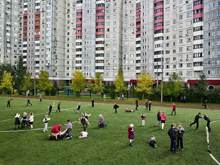 Детская площадка в школе № 2013 в Москве, Россия.