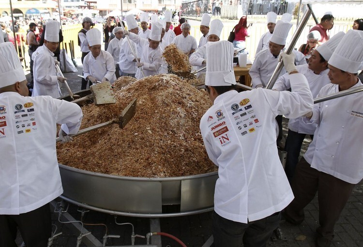Самая большая в мире порция риса по-кантонски