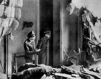  Гитлер рассматривает развалины Берлина за несколько часов до своей смерти. Последняя прижизненная фотография.