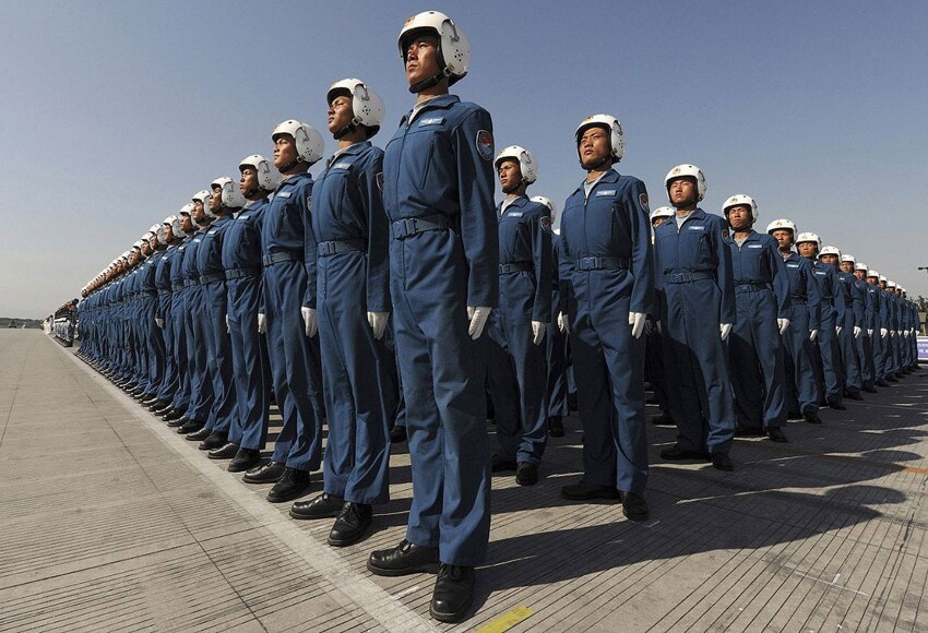 Парад пилотов на окраине Пекина. 