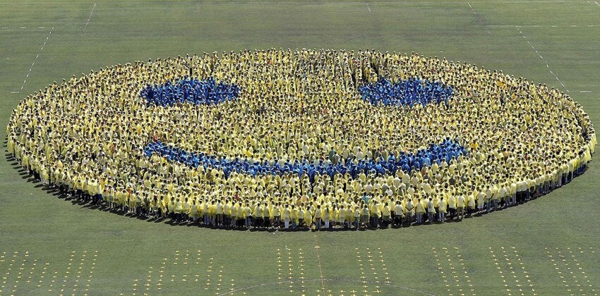 3110 китайских студентов попытались установить мировой рекорд, создав самый большой смайлик. 