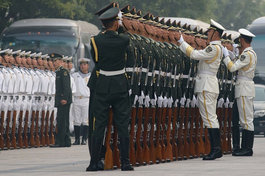  Почетный караул готовится встретить афганского президента в Пекине в 2013 году.