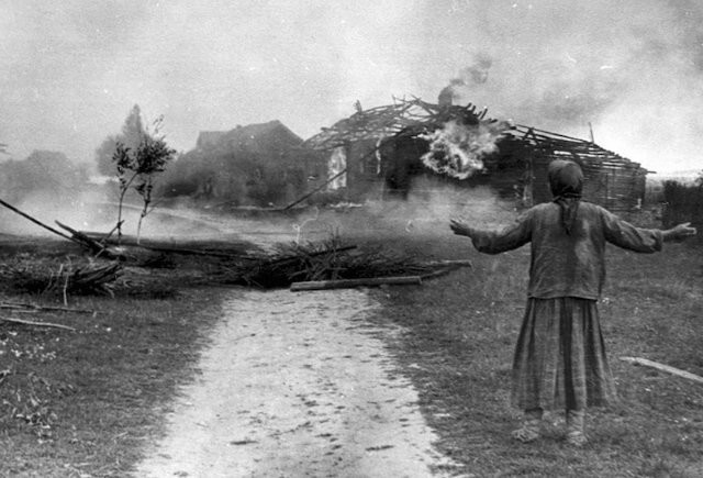 Русская женщина и ее горящий дом, 1942.