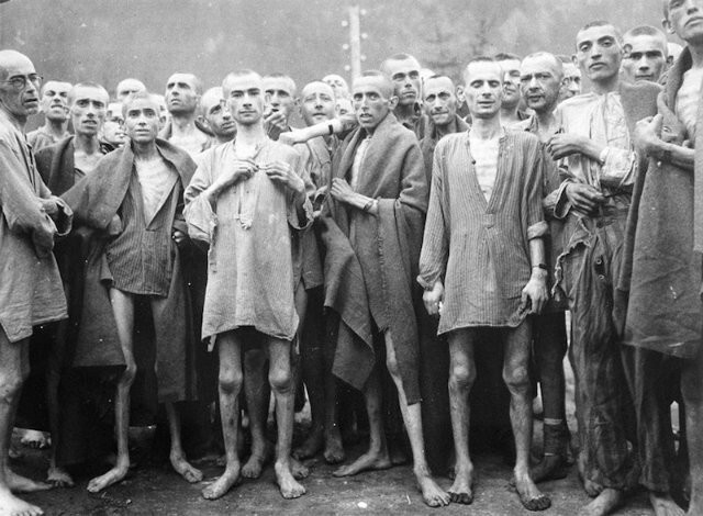 Австрия, 7 мая 1945 года. Заключенные в концентрационном лагере для «научных» экспериментов Эбензее. 