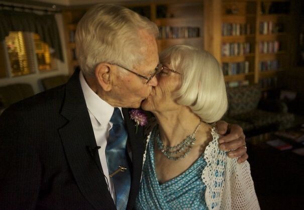 Пожилые люди познакомились в их 75 лет. 15 лет им потребовалось, чтобы принять решение о браке.