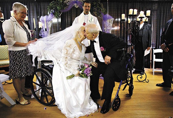 Жизнь развела их. Спустя 80 лет они встретились и сразу же поженились. Мартине Лопес 93, Хосе Риелла — 103 года.