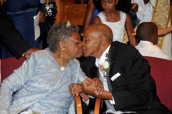75 лет назад они впервые поцеловались. Много лет были вместе. И вот наконец женятся. Так что устроить свадьбу никогда не поздно.