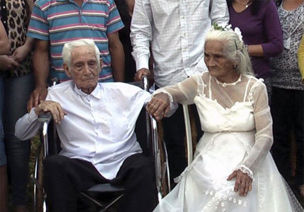 Джон Дейрваардер, 97, Лаунсфорд, 78. Оба овдовели за пять месяцев до этого бракосочетания.
