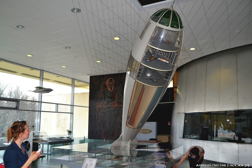 Циолковский в 19 веке даже придумал ракету в чертежах, но тогда это было из ряда фантастики. По проекту русского учёного потом построили вот эту ракету.