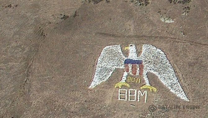 Белый орёл виден из космоса   Располагается рядом со старым лагерем Национальной гвардии, Сан-Луис-Обиспо, штат Калифорния, США.