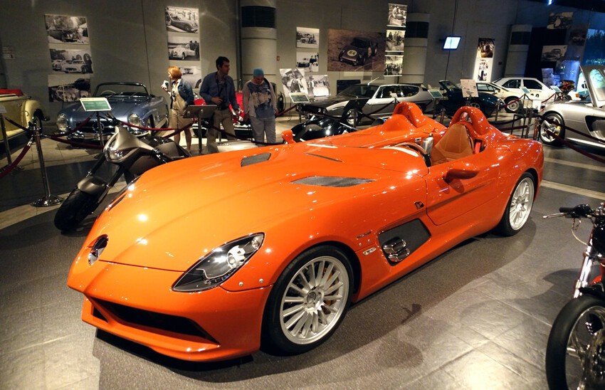 Самый яркий экспонат - Mercedes-Benz SLR McLaren "Stirling Moss" 2009 года. 