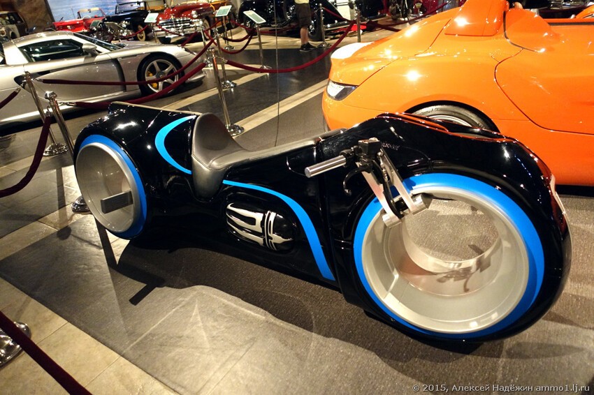 Футуристичный электромотоцикл Xenon Light Electic Bike 2012 года.