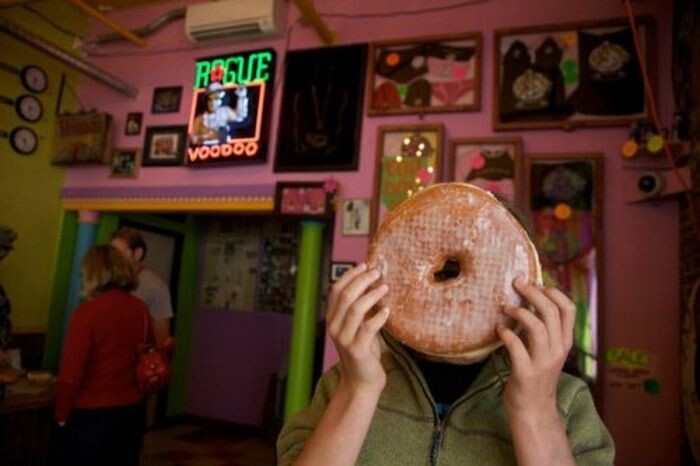 Заведение «Вуду Пончик» (Voodoo Doughnut), Портленд (Portland): Акция на спор «Техасский Пончик»  