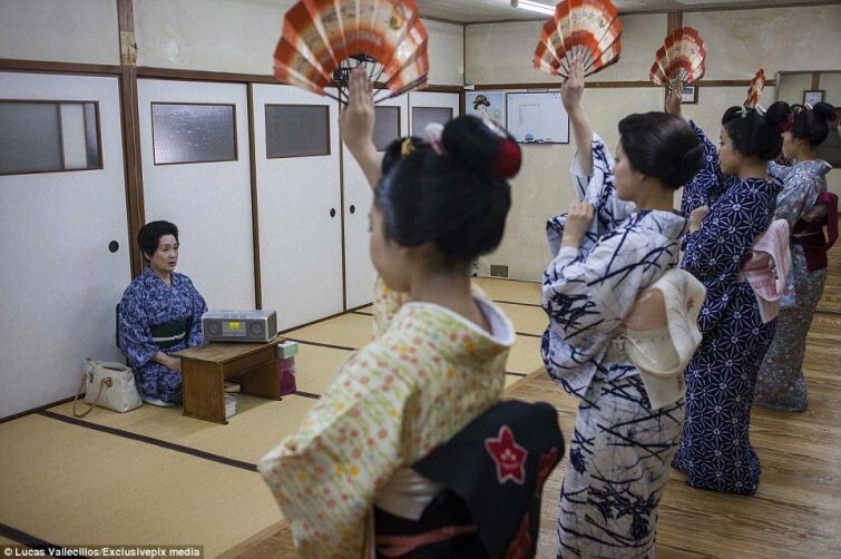 Окасан ("мама" по-японски) обучает женщин традиционному танцу