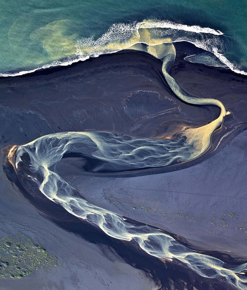 Вулкан и река в Исландии.