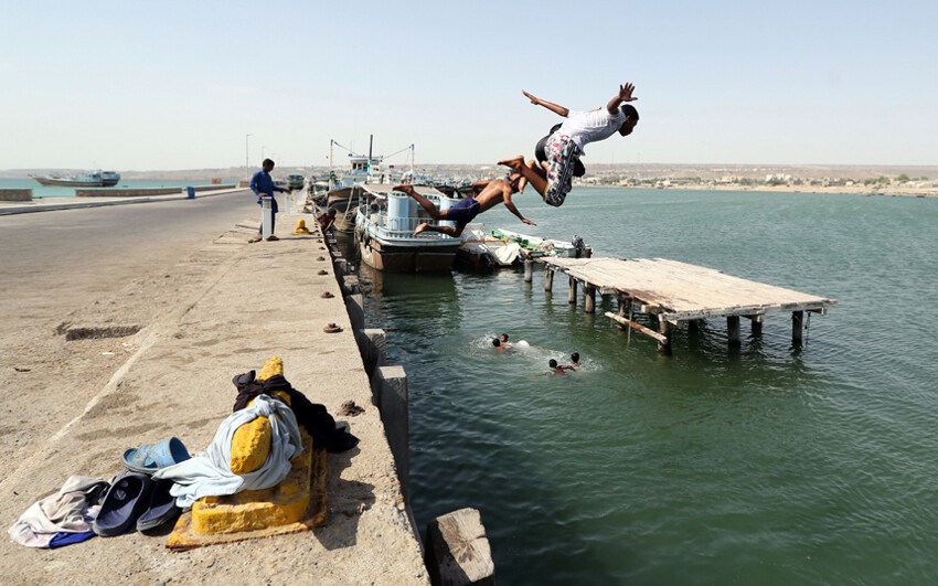 Иранская молодежь ныряет в воды Персидского залива в городе Чабахар