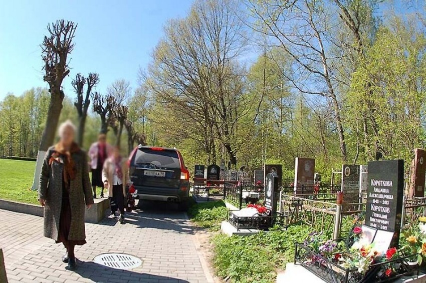 Петербуржец припарковал свой автомобиль возле могил