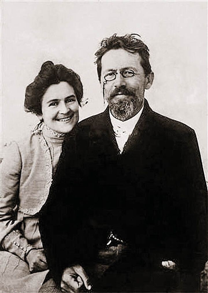 Чехов с женой - актрисой Ольгой Книппер. Обвенчаться писатель решился лишь в 1901 году, за три года до смерти. 