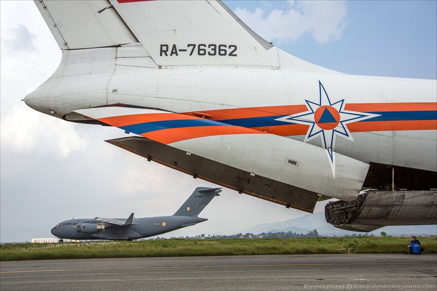 Как Ил-76 МЧС в Катманду гуманитарный груз доставил