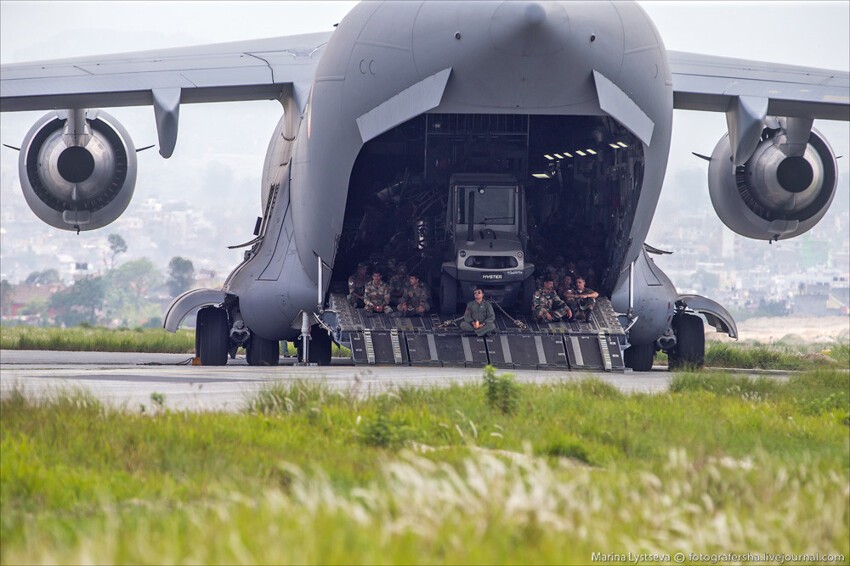 Как Ил-76 МЧС в Катманду гуманитарный груз доставил