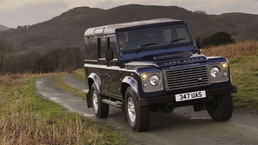 19. Land Rover Defender нельзя назвать красавцем, но это настоящий бастион надёжности. 