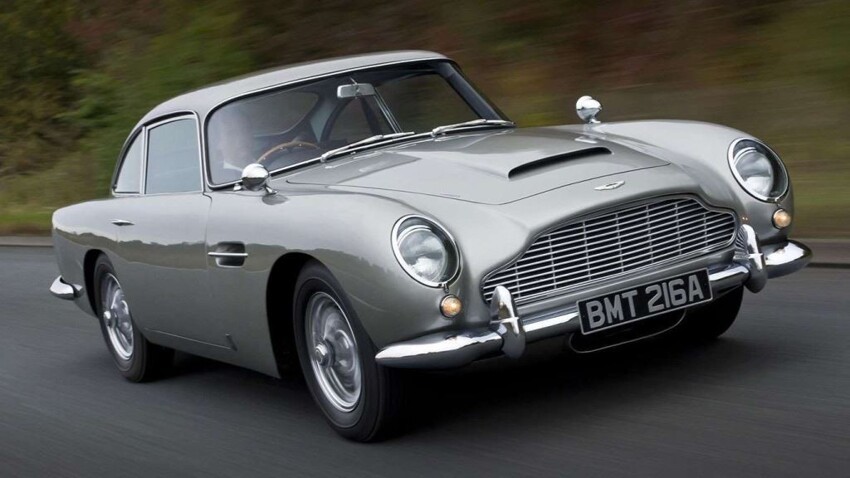 9. Самая популярная модель Aston Martin — DB5 символизирует по-настоящему королевский дизайн. Джеймс Бонд лишь бы на чём ездить не будет ;)