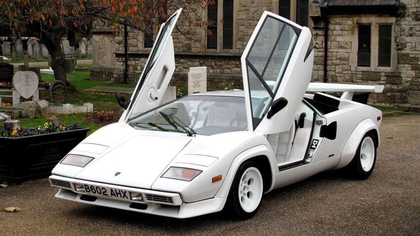 12. Настоящий символ 70-х — белый Lamborghini Countach. На нём было очень сложно ездить, но впечатление, которое производил этот автомомобиль на окружающих было просто сногсшибающим. 