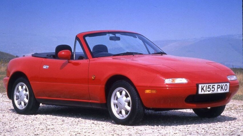 13. Mazda MX5 самая продаваемая двухместная машина в истории. Бодрый маленький двигатель и милые, приземистые пропорции помогли этой модели стать культовой.