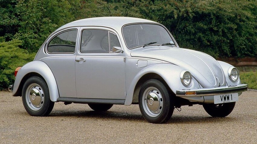 15. VW Beetle или просто Жук, несмотря на то, что был рождён как результат заказа Гитлера Фердинанду Порше, чтобы он сделал массовый автомобиль для людей, стал самой продаваемой машиной в истории.